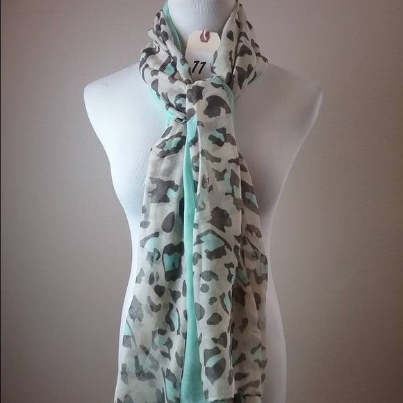 Rikka lightweight animal print scarf NWT