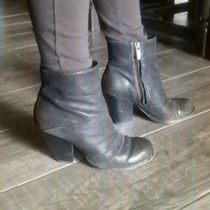 vince kamoto booties size