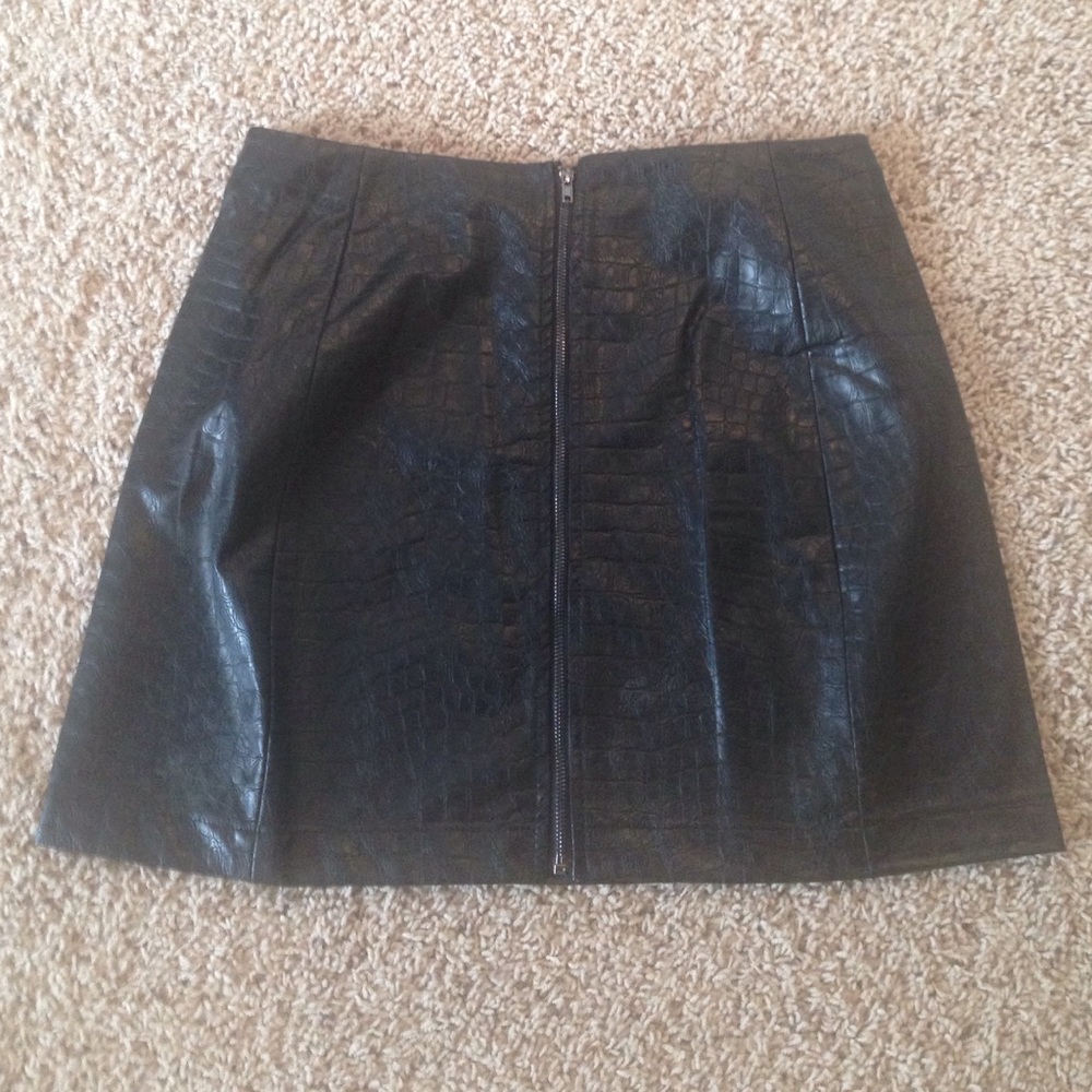 LAST 1❗️NWT Faux Leather High Waisted Zip Up Skirt - Picture 3 of 4