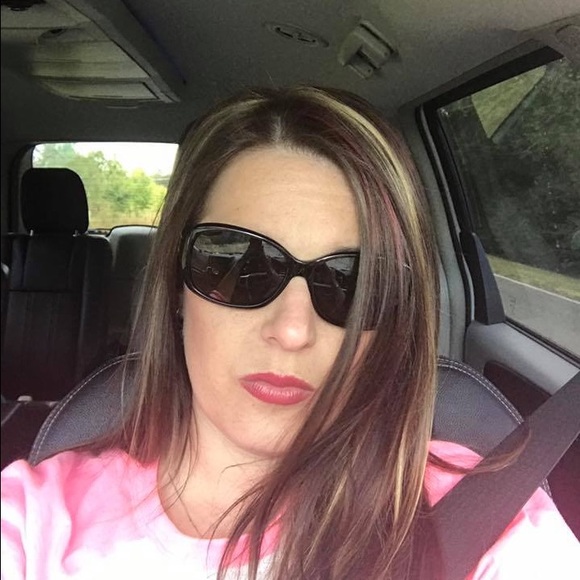 Meet your Posher, Kelli @kellic1416 - Picture 2 of 4