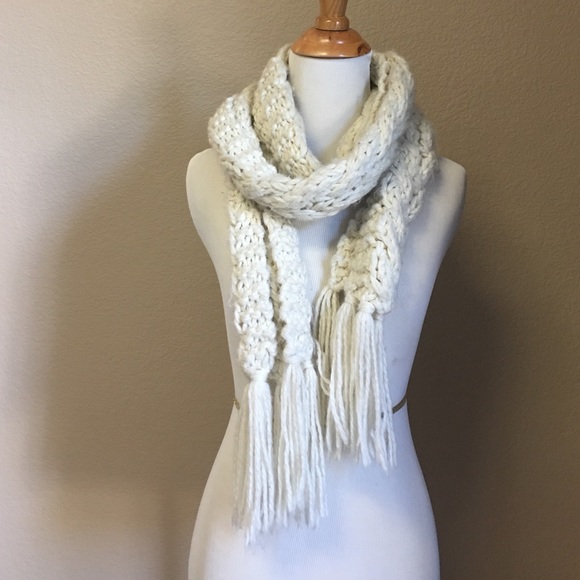 Long White scarf. Featuring chunky rib with tassel