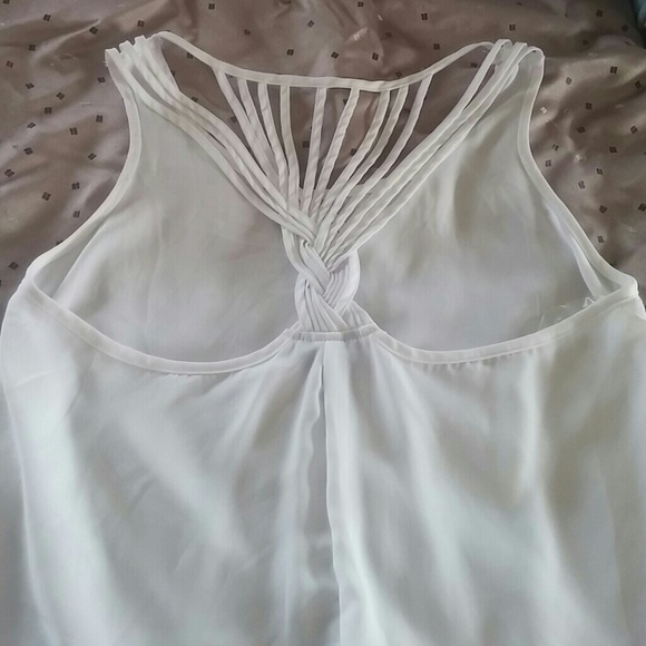 Rue 21 white tank with weave-back details - Picture 3 of 3