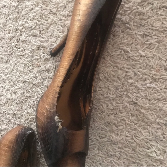 Pumps flaws shown in pictures - Picture 2 of 4