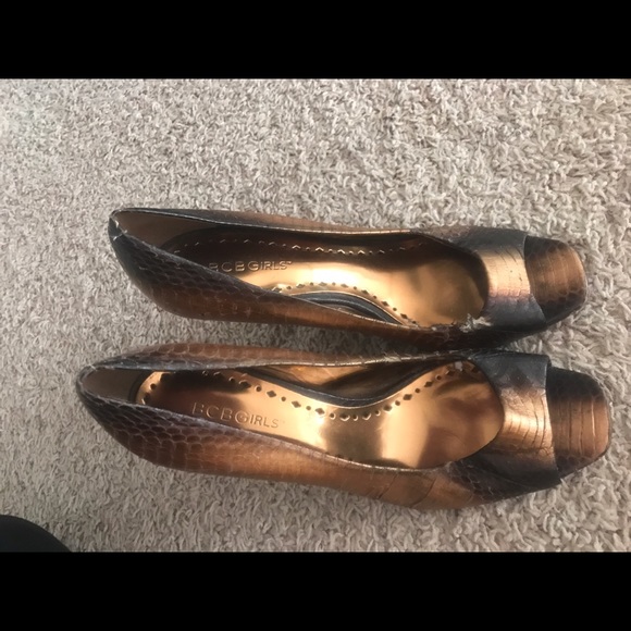 Pumps flaws shown in pictures - Picture 4 of 4