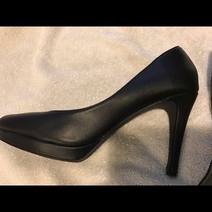 Black pumps