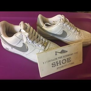 NIKE AIRFORCE ONES - SIZE male- 7.5 / female 9.5