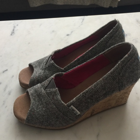 New Tom's gray/silver tweed wedges!