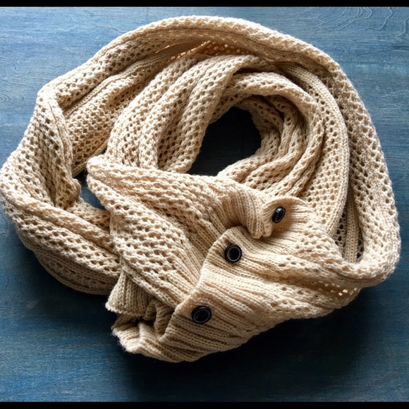 Knit infinity scarf w/button accent