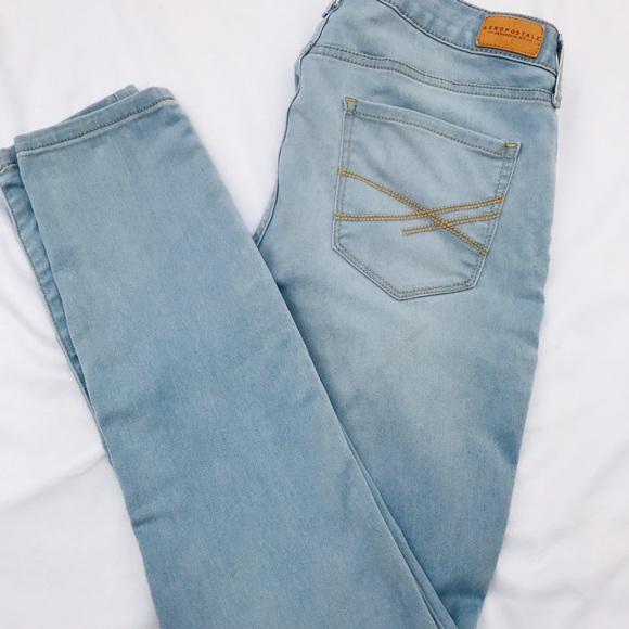 AÉROPOSTALE light wash jeans.