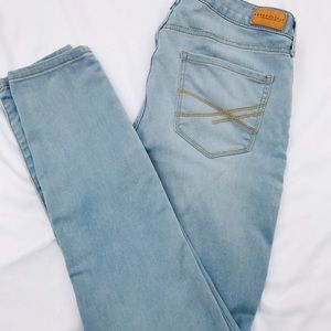 AÉROPOSTALE light wash jeans.