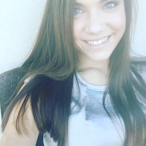 Meet your Posher, Britni - Picture 1 of 1