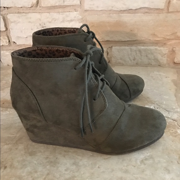 Dark green wedges