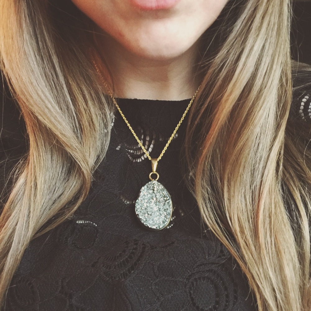 ✨ONE LEFT!! NWT Silver Druzy Rock Necklace - Picture 3 of 3