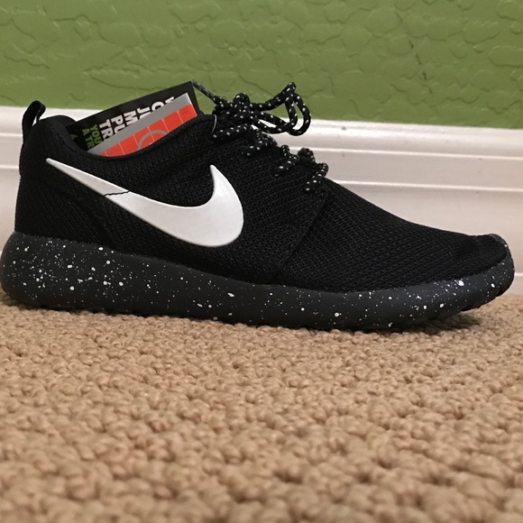Nike roshe black and white