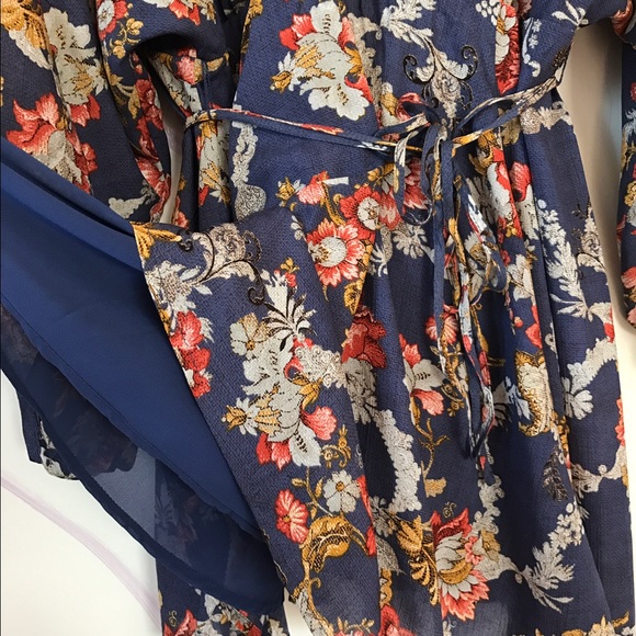 Parachute sleeve dress - Picture 6 of 7