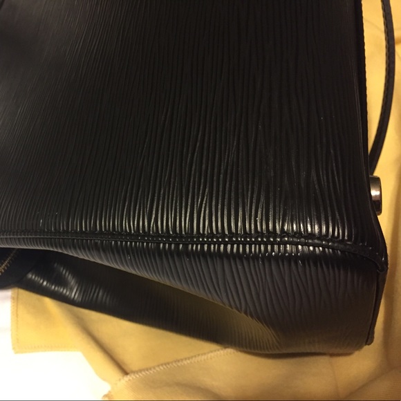SOLD Louis Vuitton Brea GM Epi Noir - Picture 5 of 8