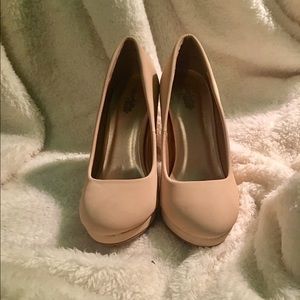 Nude Pumps