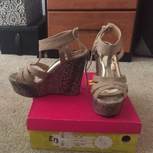 Suede Nude/Black Wedges