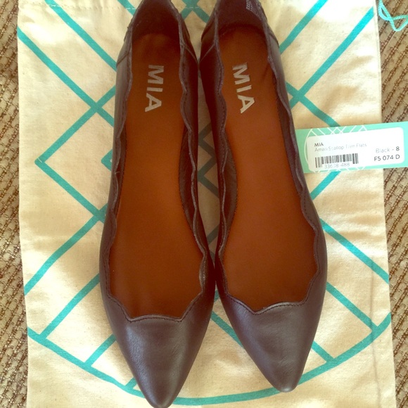 Mia Amari Scallop Trim Flats from Stitch Fix