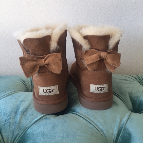 Classic Ugg boots with bow accents - Picture 2 of 5
