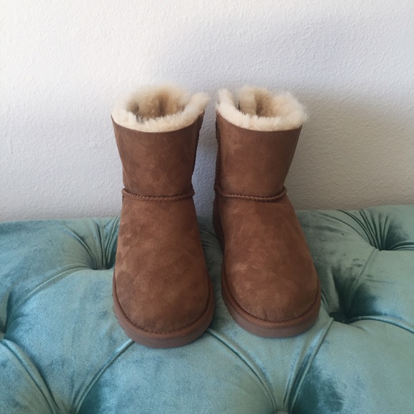Classic Ugg boots with bow accents - Picture 3 of 5
