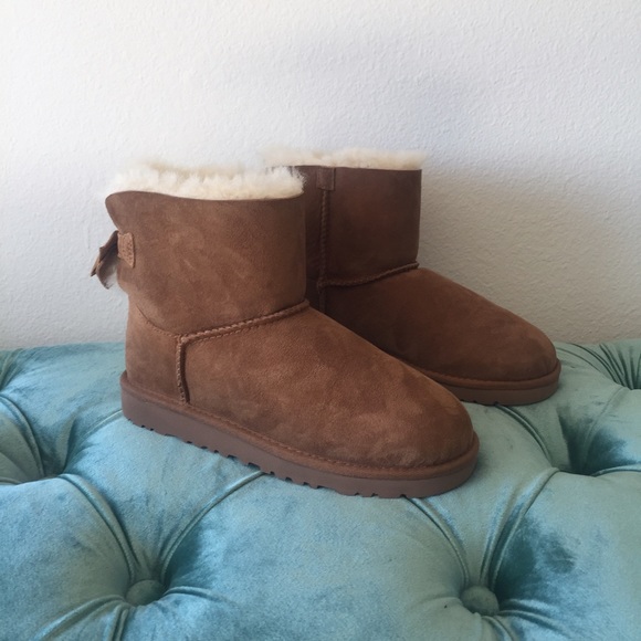 Classic Ugg boots with bow accents - Picture 4 of 5