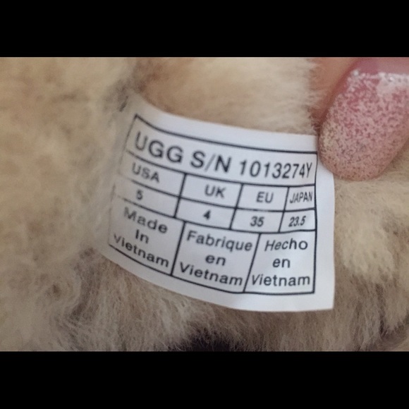 Classic Ugg boots with bow accents - Picture 5 of 5