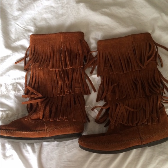 Minnetonka moccasin fringe boots size 5