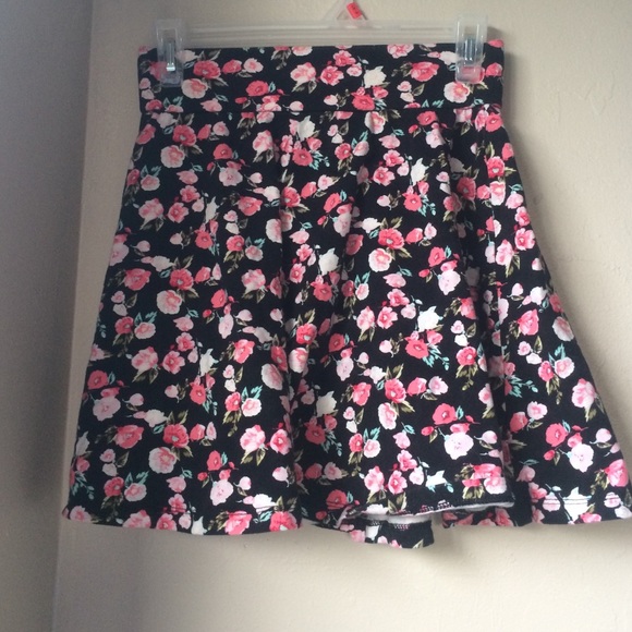 BLACK AND PINK FLORAL SKATER SKIRT size M