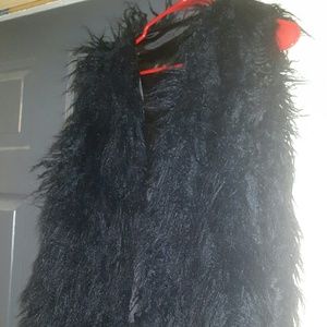 FLASH SALE 😇Black faux fur vest.