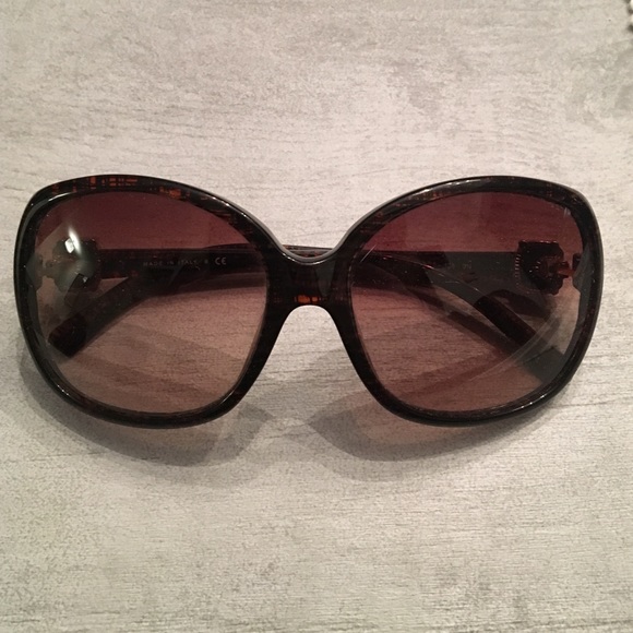 CHANEL brown plaid sunglasses.