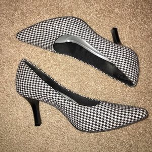 Predictions Comfort Plus houndstooth pumps size 9W