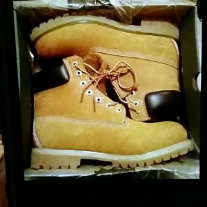 New Timberland Boots in box 6 in premium fastsend.