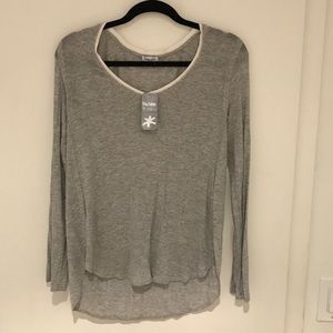 Splendid nwt grey long sleeved shirt white vneck