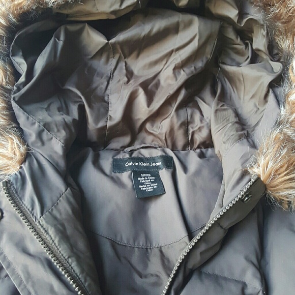 Calvin Klein puffer coat with fur hood - Picture 4 of 7