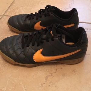Boys 7.5 Nike indoor soccer shoes
