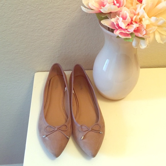 Tan flats with a bow. 🎀