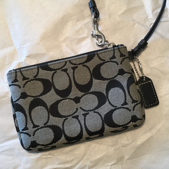 Black Coach Wristlet 🐧 - Picture 2 of 4