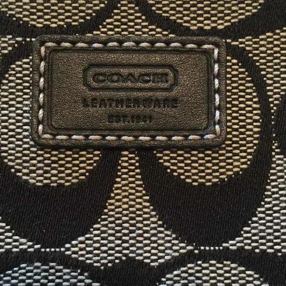 Black Coach Wristlet 🐧 - Picture 4 of 4