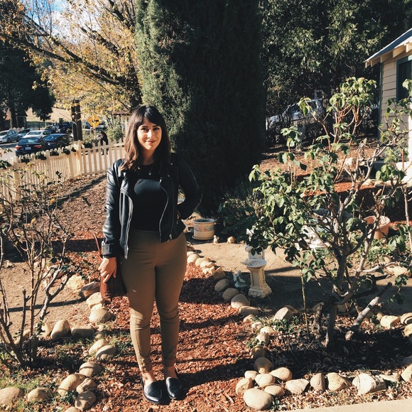 Meet Your Posher, Danielle! - Picture 4 of 6