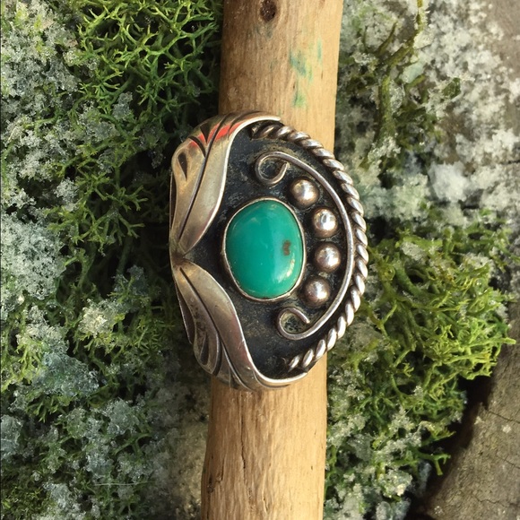 Vintage Jewelry - Beautiful Vintage turquoise ring with leaf design