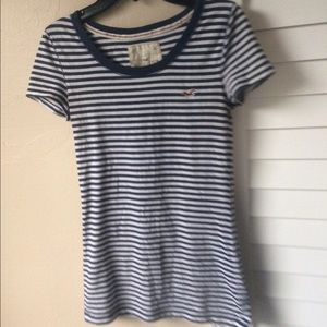 HOLLISTER WHITE AND BLUE STRIPED TEE size S