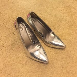 Metallic pointed heels!