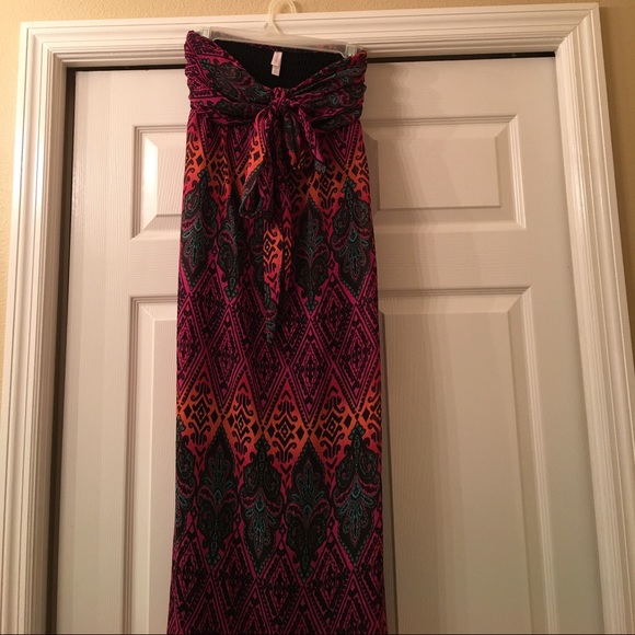 Preloved maxi dress. Can be worn strapless/halter - Picture 4 of 4