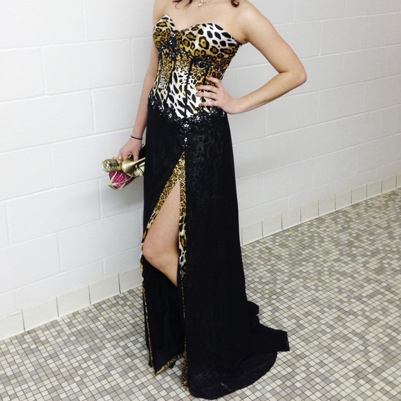 Absolutely beautiful leopard dress.