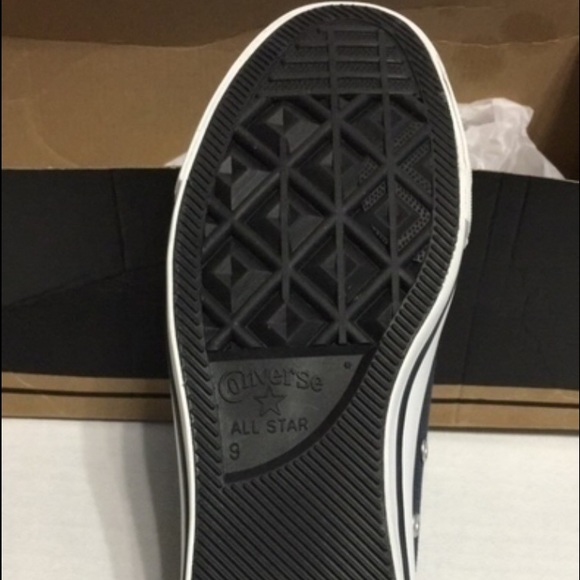 Navy blue, converse, unisex, never worn. - Picture 3 of 4