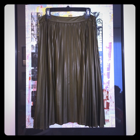 Olive green pleated faux leather midi skirt by