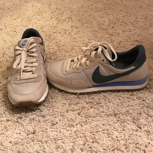 Nike air tennis shoes