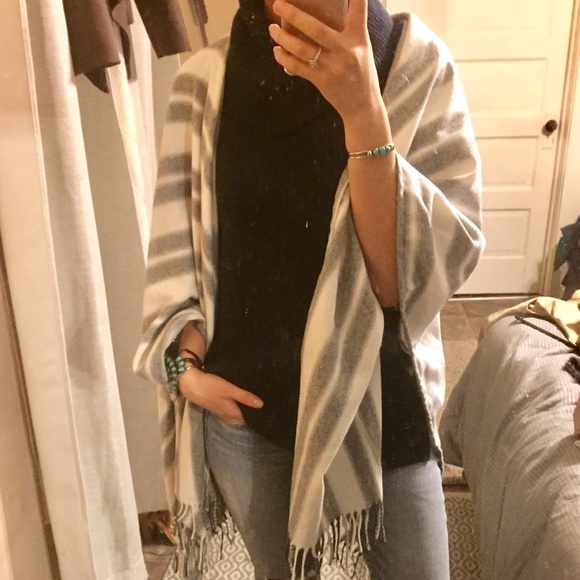 SOLD🌵GAP poncho - Picture 3 of 3