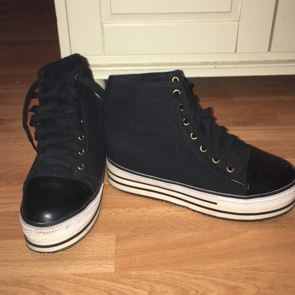 URBAN OUTFITTERS PLATFORM SNEAKERS